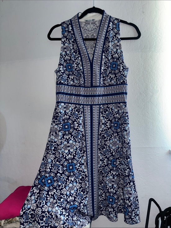Dresses & Skirts - Sleeveless Blue Floral V-Neck Dress